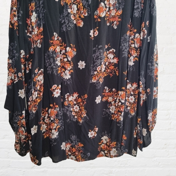 Torrid FLORAL PRINT BELL SLEEVE CHALLIS BLOUSE - Picture 6 of 11